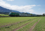 Die für 3M-Scotch werbende 541 001-8 der SŽ mit dem D 211 (Villach Hbf - Ljubljana - Zagreb Glavni kol. - Vinkovci), kurz vor dem Bahnhof Faak am See.
Aufgenommen am 5.5.2016