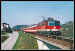 Die Schlierenwagen bildeten einst das Rückgrad im Regionalzugdienst der ÖBB. Sie wurden dann vom City Schuttle abgelöst. Heute werden in diesen Diensten meist Triebwagen verwendet. Das Bild zeigt die 1142.609 mit Regionalzug 3621 (von Linz nach Kleinreifling) nahe der Haltestelle Sand. Das Bild entstand am 16.04.2004.