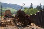 Durch einen Murenabgang entgleiste dieser Innofreight Hackschnitzelzug am 3.7.2012 kurz vor Kathal. Bespannt war der Zug mit den beiden Dieselloks 2016 054 & 052.Zum Glck gab es bei diesem Vorfall keine Verletzten.