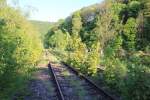 Die Haltestelle Taßhof an der Leobersdorf die erste Haltestellte im aufgelassenen Bereich der Leobersdorferbahn zwischen Leobersdorf und St.Pölten, kurz nach Weißenbach Neuhaus ist seit 1996 schon geschlossen, Die Infrastruktur, Lampen usw. sind noch vorhanden, Mai 2011