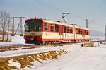 23. Februar 2003, viel Schnee liegt nicht bei Antering im Salzburger Land. ET 49 der Salzburger Lokalbahn fährt nach Salzburg.