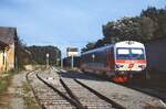 5047 083-0 im Sommer 2000 im Bahnhof Engelhartstetten. Die Bahnstrecke von Siebenbrunn-Leopoldsdorf nach Engelhartstetten wurde am 31.12.2002 stillgelegt.