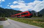 Bei strahlendem Sommerwetter passierte der 2442 215 von DB REGIO Bayern am 05.07.2020 aus Innsbruck kommend die idyllische Mittenwaldbahn kurz vor Scharnitz, als er für die Führung des