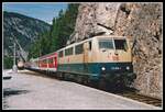 Über viele Jahre kamen Münchner 111er mit Wendezügen auf der Mittenwaldbahn zum Einsatz. Hier zu sehen 111 074 als R5417 in der Haltestelle Gießenbach am 16.05.2002. Heute werden derartige Züge mit Triebwagen geführt.