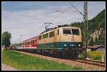 Nahe der Staatsgrenze zwischen Mittenwald und Scharnitz fährt 111 074 mit R5417 16.05.2002 Richtung Österreich.