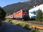 111 051-9 hat mit der R5421 den Solstein und die Martinswand hinter sich gelassen und strebt dem sonnigen Innsbruck entgegen, kurz hinter der Hst. Allerheiligenhfe.
11.10.2008