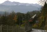Type 111 geleitet ihren bunten Zug Innsbruck zu, ein strahlender Sonntag liegt hinter uns, einer der letzten warmen Herbsttage.