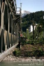 Die Innbrcke der Mittenwaldbahn berquert den Inn zwischen dem Westbahnhof (dem ehemaligen  Staatsbahnhof , im Gegensatz zum heutigen Hauptbahnhof, der als  Sdbahnhof  errichtet wurde), zwischen dem Westbahnhof also, wo die Strecke der Mittenwaldbahn von der Arlbergbahn abzweigt, und dem Bahnhofe Htting. Ich schwebe hier nicht ber den Wassern (solches ist mir nicht mglich) sondern stehe auf der Nase eines Pfeilers, was Passanten veranlat hat, anzukndigen, sie holten jetzt die Feuerwehr... im Hintergrunde der Patscherkofel, davor einer der schnen Gittermasten mit der Verstrkungsleitung an der Spitze.
7. Mai 2002