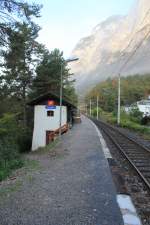 Die Haltestelle Kranebitten ,mit der Martinswand im Hintergrund, an der Mittenwaldbahn,Oktober 2012