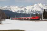 Heute (07.04.13) ist der letzte Verkehrstag der DB BR 111 nach Innsbruck.
Aus diesem Grund besuchte ich am 23.03.13 das vielfach fotografierte Motiv am Golfplatz in Seefeld.
Meine ursprngliche Planung das Motiv im Streiflicht umzusetzen ging leider in den Wolken unter, daher gibt es hier ein Bild ohne Streiflicht.
DB 111 005 zieht am 23.03.13 ihre Regionalbahn von Mnchen Hbf nach Innsbruck Hbf ber den Golfplatz bei Seefeld in Tirol.