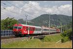 Steuerwagen 80-73.006 als IC513 bei Bruck an der Mur am 4.07.2019. Als eines der letzten Fahrzeuge im Regelverkehr ist dieser Steuerwagen noch mit dem alten ÖBB - Zeichen, auch  Pflatsch  genannt , versehen.