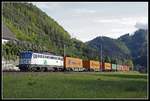 1142 562 mit Güterzug zwischen Pernegg und Bruck/Mur am 12.05.2020.
