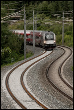 Durch den dicht bewaldeten Murwald bei Zeltweg schlängelt sich der in rot-weiss-rot folierte Railjet in Richtung Bundeshauptstadt.28.07.2016