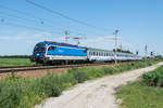 1216 902 brachte am 27.06.2020 den EC 103  Polonia  nach Wien Hbf. Das Foto entstand kurz vor Wien Süßenbrunn.