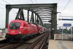 Mit dem 2321  Sicherheit macht Schule  von Bernhardsthal (Beh) nach Payerbach-Reichenau (Pr), hier zum sehen bei der Einfahrt in die Haltestelle Wien Handelskai (Nw H2). Als Zuglok diente 1116 016 der RailCargoGroup; am 25.05.2013