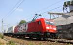 DB 185 399-3 mit Werbung Zusammenarbeit DB Schenker + Bombardier   399. Lok   vor Gterzug Richtung Wels, Passauer Bahn KBS 150 Passau - Wien, fotografiert am Granitwerk Schrding am 05.07.2012