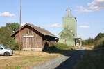 Güterschuppen und eines der beiden Lagerhäuser des ehemaligen Bahnhof Rechnitz der Pinkatalbahn am 11.September 2024. - Der Betrieb wurde Mitte November 2011 eingestellt und im Frühjahr 2013 der Streckenabschnitt Oberwart–Rechnitz stillgelegt. Bis Jänner 2021 wurden dann die Gleise abgetragen.