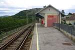 Bahnsteig mit dem oberstem Stockwerk des Aufnahmegebäude der Haltestelle  Hainburg an der Donau Personenbahnhof  am Vormittag des 22.Juni 2024.
