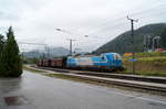 193 250  VOESTALPINE  durchfährt mit einem Güterzug nach Linz den Bahnhof Windischgarsten an der Pyhrnbahn, 08.07.2019.