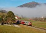 Steuerwagen voraus ist am 24.12.2013 der Rex 3907  in der Ortschaft Schön vorgefahren.