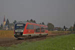 Am einem nebeligen Spätsommermorgen fährt der Triebwagen 642 590 gerade aus Mattighofen Richtung Salzburg und weiter nach Freilassing aus.