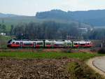 4746 049 fügt sich als Zugleistung R34473 im Bereich Rettenbrunn in Landschaft der Hausruckbahn; 200324