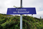 Blick auf das Bahnhofsschild von Feistritz im Rosental, am 5.5.2016.