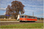 Der Schienenbus VT10.01 der Nostalgiebahnen in Kärnten auf seiner Abschiedsfahrt von der Rosentalbahn, festgehalten in Weitzelsdorf Ort. (22.10.2016)