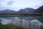 Im letztem Tageslicht des 23.Oktober 2020 fährt ein 5022er als S3-Zug 4694 (Weizelsdorf - Klagenfurt Hbf.) auf der Rosentalbahn auf der Brücke über den Ferlacher Stausee.