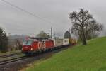 Dicke Wolken hängen am 18.4.2023 über den Bergen des unteren Ennstals während die 1293 010 mit dem "GARTNER"-Zug SKGAG42244 von Tarvisio Boscoverde nach Lambach in Lahrndorf auf die