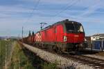 Die erste Morgensonne strahlte am 22.4.2023 über die Hügel des Mostviertels während die 1293 187 mit dem SGAG48442 von Jesenice nach Linz Stahlwerke in Ramingdorf-Haidershofen auf die