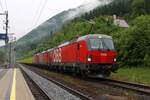Die 1293 141, 1293 083 und die 1293 037 warten am 22.5.2025 mit einem knapp 2300t schweren Eisenerzpelletszug von Monfalcone kommend im Bahnhof Reichraming auf die Weiterfahrt nach Linz Stahlwerke.