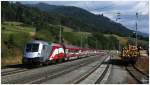 Schi WM Railjet 1116 249 f�hrt als l�ngste Fahne �sterreichs, mit dem RJ 632 "powered by easybank" von Villach nach Wien Meidling.