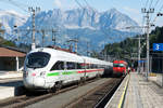 ICE 1280  Großglockner  und IC 515 treffen sich im Bahnhof Kitzbühel vor der Kulisse des Wilden Kaisers.