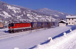 ÖBB 1044 036-0 mit Zug von ri Schwarzach-St.Veit nach Hall in Tirol bei Westendorf am 25.01.2000. Auffällig waren die  Mega Kombi  Einheiten im Zugverband. Dia 8001.