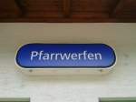 Bahnhofsschild von Pfarrwerfen am 28.6.2015