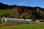 Wechsel zum Windauer Bogen. Dank Lokfinder war bekannt, dass der Ski Austria Railjet kommen sollte - allerdings war weder klar, an welcher Stelle die Lok hängen sollte, noch ob der SO-RJ 30160 von Wien Westbahnhof nach Sargans als Einfach- oder Doppelgarnitur verkehrt. Wie man sieht, ging die Wahl des Fotostandortes dann doch mit positivem Ergebnis aus (26. Oktober 2013).