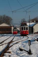 Noch ein Foto des Bahnhofs Attersee - links der zweiständige Lokschuppen, rechts das Bahnhofsgebäude.