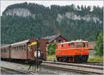 Die Bregenzer Waldbahn (BWB) ÖBB 2095.13 wartet in Bezau auf das Einstellen der Rangierfahrtstrasse um ihren Zug, links im Bild, zu übernehmen. 
9. Juli 2017