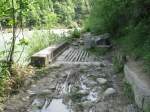 ehemalige Bregenzerwaldbahn, irgendwo zwischen km 7,5 und 8,5. Die Aufnahme ist gemacht in Richtung Bregenz (logisch, weil die Bergenzerache links ist). Dieses Bild soll nochmals die Zerstrung der Trasse durch das Hochwasser im August 2005 dokumentieren. bis zu diesem Zeitpunkt war ein befahren der Strecke mit Moutainbikes auf dem ehemaligen Bahnschotter ohne Probleme mglich. Beim Hochwasser wurde der Schotter komplett weggesplt, die Brcke auf dem Bild ist komplett freigelegt, verschiedene Erdrutsche sind auf die Strecke niedergegangen. Die Trasse ist an dieser Stelle praktisch komplett zerstrt.