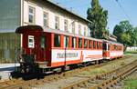20.09.2003, Am Seebahnhof Traunsee, der Gesellschaftswagen  Traunsteinbar  ist für eine mit dem Schiff angereiste Gruppe bereitgestellt. Wagen B4bu 20.225 von 1919. 