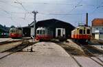 Das ist eine Hauptwerkstatt mit zwei verschiedenen Spurweiten: Vorchdorf. Hier fahren am 06.04.1986 Wagen der Lokalbahn Gmunden-Vorchdorf im westlichen Bereich, daneben Wagen der Lokalbahn Lambach-Vorchdorf.  