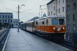1099.016-6 der Mariazellerbahn vor einem Regionalzug in St. Pölten Hauptbahnhof (Juni 1991)