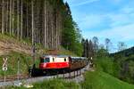 Oberhalb der Buchberger Kehre passiert die Mariazellerbahn einen kleinen Bahnübergang, der noch mit den alten, für Österreich lange Zeit typischen Verkehrsschildern ausgestattet ist.