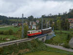 Am 29.09.2021 hat E14 (als ÖBB 1099.014) der NÖVOG mit ihrem Personenzug gerade den Bahnhof Wienerbruck-Josefsberg verlassen (Fotosonderfahrt). Kurz hinter dem Bahnhof macht die Strecke eine 180°-Kehre.