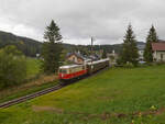 Es war bereits sehr herbstlich als NÖVOG E14 (als 1099.014 der ÖBB) am 29.09.2021 den Ort Mitterbach auf dem Weg nach Mariazell verließ.
