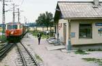 Die Mariazellerbahn im Juni 1991: Auf der Fahrt von St. Pölten nach Mariazell trifft 1099.006-7 in Klangen ein