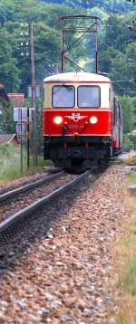 Am 01.Juni 2009 fuhr die 1099.14 mit dem R 6811 von St.Plten nach Mariazell. Ich fotografierte sie wenige Meter nach der Ausfahrt von Kirchberg an der Pielach.