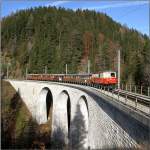 Die historische E-Lok 1099.02 fhrt mit einem Advendsonderzug von St.Plten nach Mariazell.Auf dem Bild sieht man den Zug auf dem 98m langen Saugraben Viadukt.
Annaberg 29.11.2009
