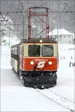 Bei starken Schneefall fhrt 1099 004 mit dem R 6804 in den Bahnhof Laubenbachmhle ein.